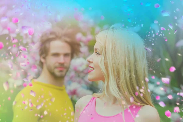 Des fleurs en plein essor. Couple dans le parc fleuri . — Photo