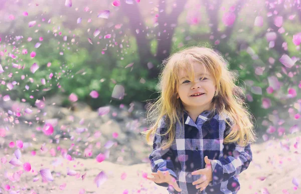 Glückliches Kind in Blumen. Kind in Blumen — Stockfoto