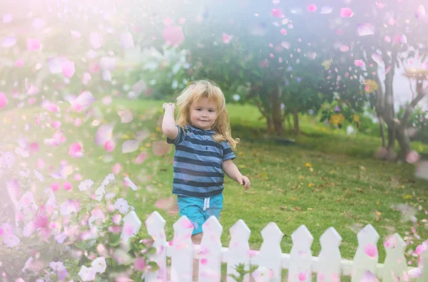 Gyermek a virágzó virágok. Bloming rét — Stock Fotó