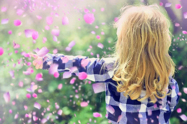 Niño feliz en flores. Niño en flores — Foto de Stock