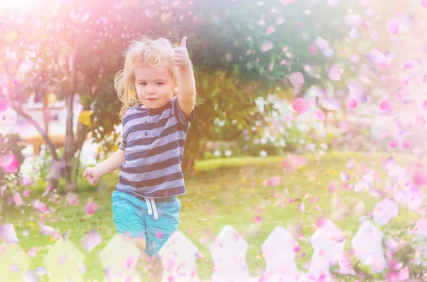 Kind in blühenden Blumen. Blühende Wiese — Stockfoto