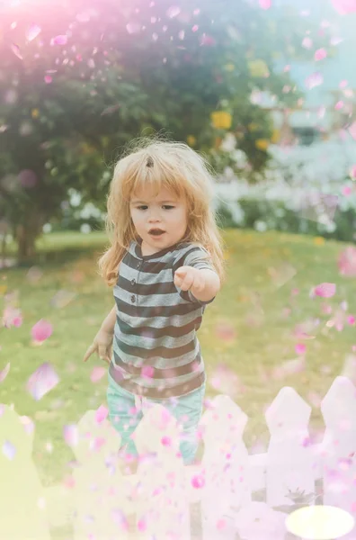 Happy child in flowers . Kid in flowers — Stock Photo, Image