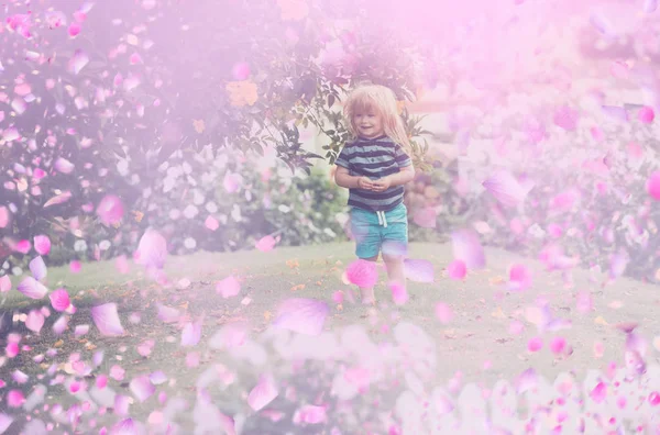 Niño feliz en flores. Niño en flores — Foto de Stock