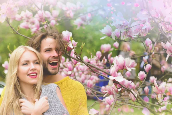 Paar amüsiert sich an sonnigem Frühlingstag — Stockfoto