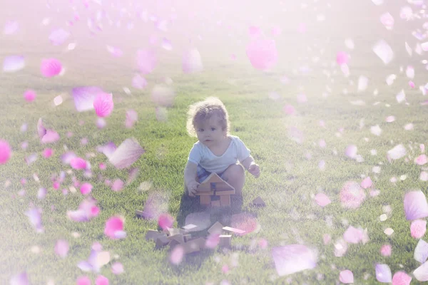 Niño en flores florecientes. Pradera Bloming — Foto de Stock