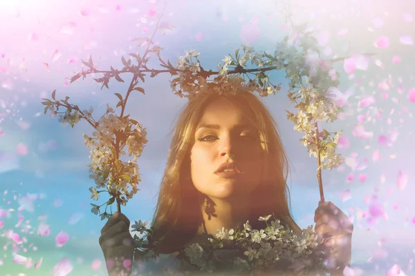 Mujer feliz en flores. Flores de primavera . — Foto de Stock