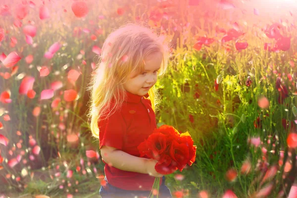 Kind in Frühlingsblumen. Frühling Blumen Hintergrund. — Stockfoto