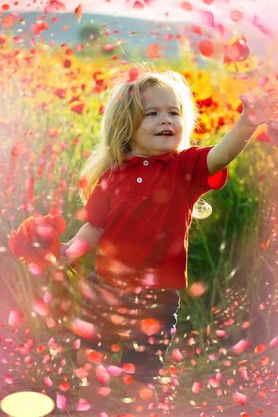 Niño en flores de primavera. flores de primavera fondo . — Foto de Stock