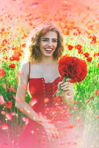 Ευτυχισμένη γυναίκα στα λουλούδια. Ανοιξιάτικα λουλούδια. — Φωτογραφία Αρχείου