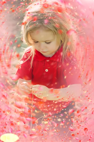 Heureux les enfants dans la journée ensoleillée. Enfant amusez-vous avec des fleurs — Photo