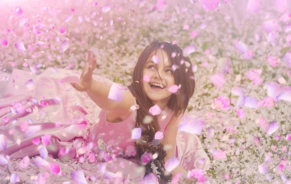 Παιδί σε ανοιξιάτικα λουλούδια. άνοιξη λουλούδια φόντο. — Φωτογραφία Αρχείου