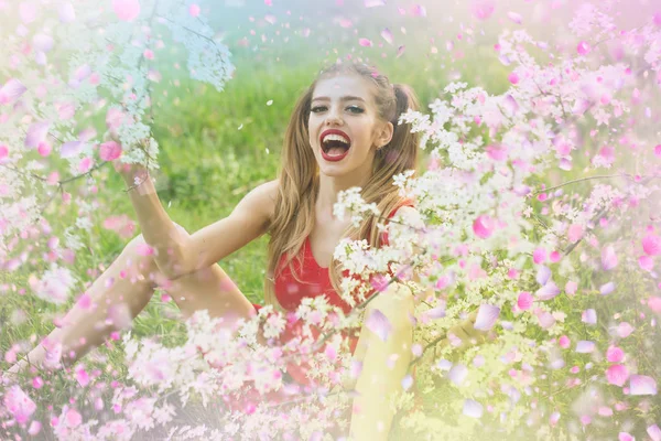 Hinreißend sexy Mädchen. wunderschöne Mädchen. Frühlingsblumen — Stockfoto