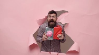 Hediye kutusu sakallı adam. Şu sakallı adam. Pembe bir arka plan üzerinde sakallı erkek.