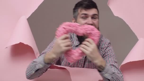 Бородатый Мужчина Розовым Сердцем День Святого Валентина — стоковое видео