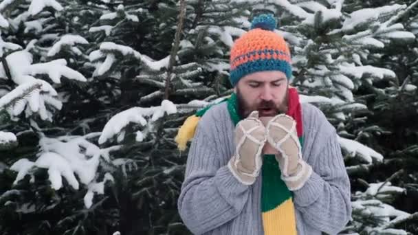 Young Bebaarde Man Hete Thee Drinken Een Koude Winterdag — Stockvideo