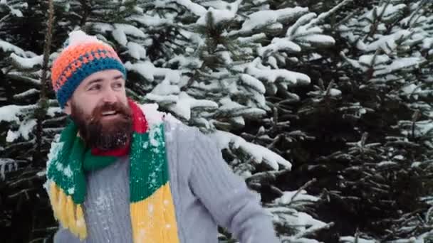 Koude Winterdag Jonge Man Spelen Sneeuwballen — Stockvideo