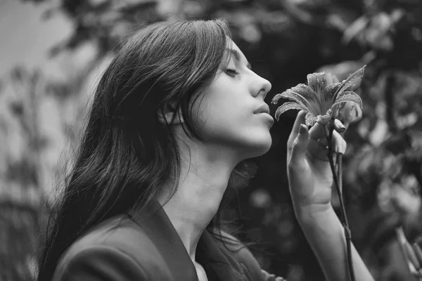 Frau genießt Orangenblüte — Stockfoto