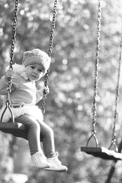 Μικρό παιδί κορίτσι λίκνισμα στην κούνια — Φωτογραφία Αρχείου