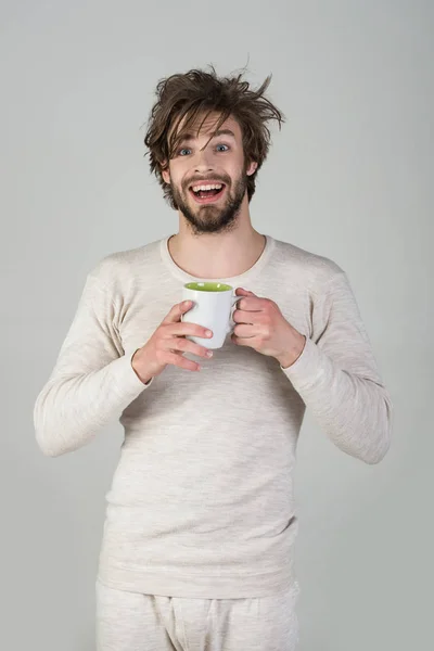 Homme avec boisson pour cheveux échevelée vin chaud . — Photo