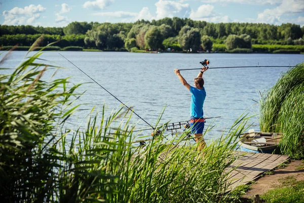 Visser gegoten hengel in meer of rivier water — Stockfoto