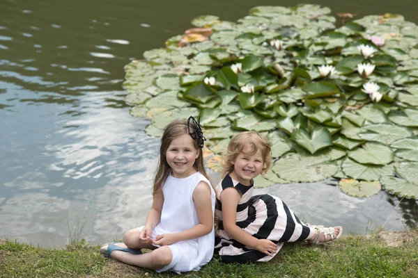 Crianças Sorriso Feliz Paisagem Lago Verde Meninas Sentam Grama Lagoa — Fotografia de Stock