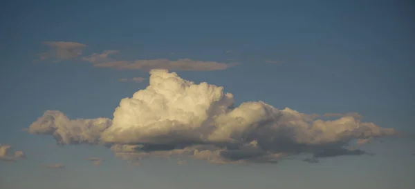 Небо с облаками на голубом фоне — стоковое фото