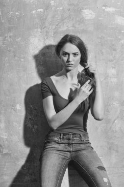 Uzun sarı saçları ayakta beyaz sandalye, güzel kızla