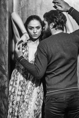 Ciddi sakallı adam kucaklama güzel kız