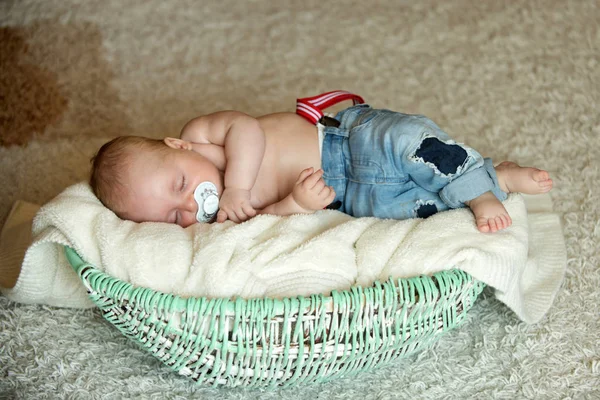 Barn med napp sover i babysäng — Stockfoto