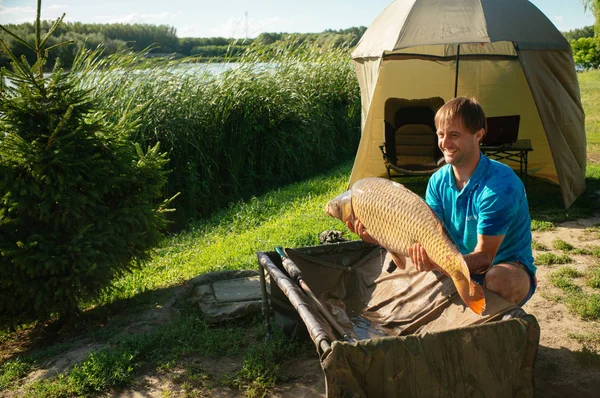 Avventure di pesca, pesca alla carpa — Foto Stock