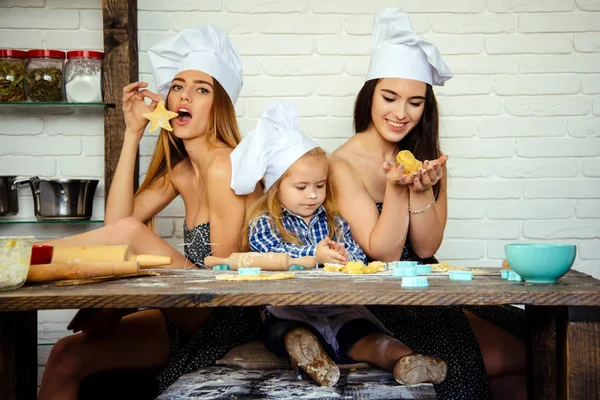 Hermano y hermanas en sombreros de chef preparando galletas —  Fotos de Stock