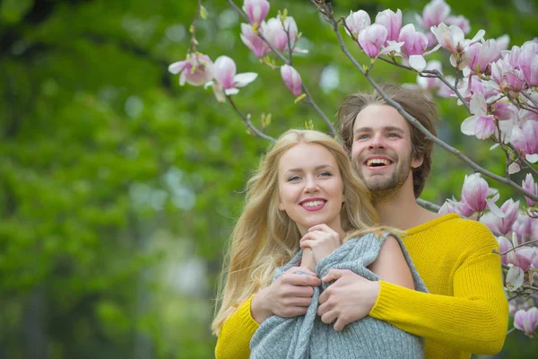 Heureux couple en amour au printemps magnolia fleurs — Photo