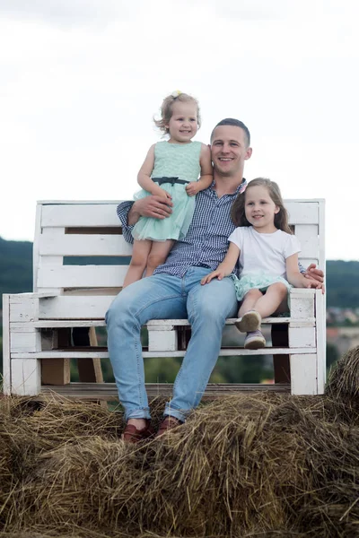 Mann Und Mädchen Sitzen Auf Bänken Auf Heu Vater Und — Stockfoto