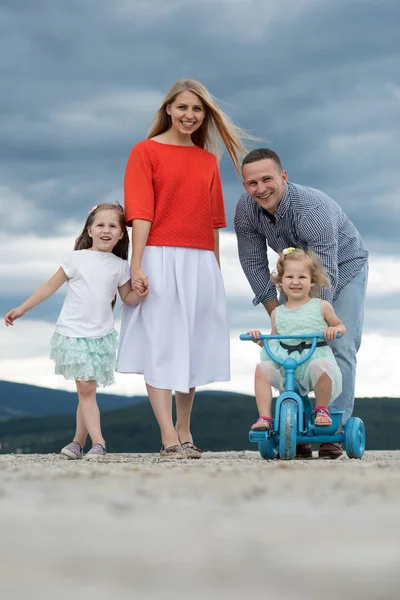 Frau Und Mann Mit Mädchen Auf Dreirädern Bewölkten Himmel Kinder — Stockfoto