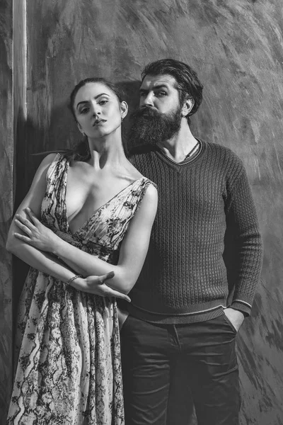 Bella ragazza e serio uomo barbuto con la barba — Foto Stock