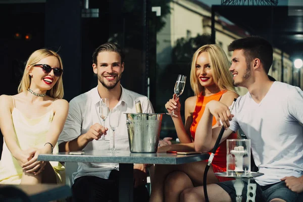 Znajomych szczęśliwy pary hookah i pić alkohol w bar lounge — Zdjęcie stockowe