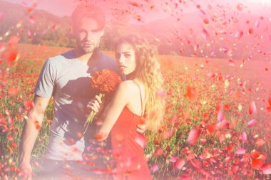 İki açık havada eğleniyor. Aşık Çift