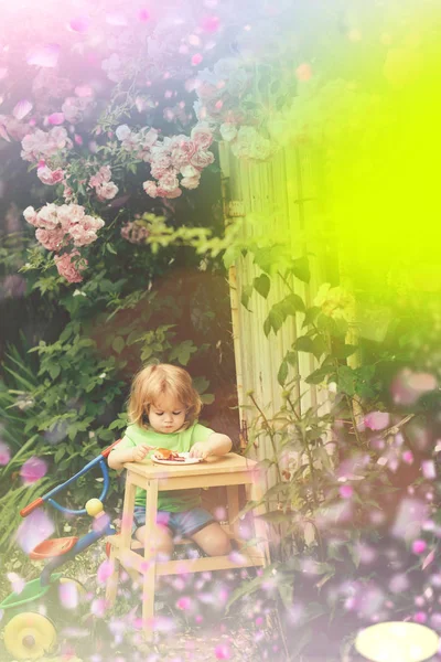 Enfant dans la prairie de printemps. Enfant ayant fui dans la prairie — Photo