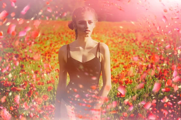 Girl in poppy meadow. Blooming poppy. — Stock Photo, Image