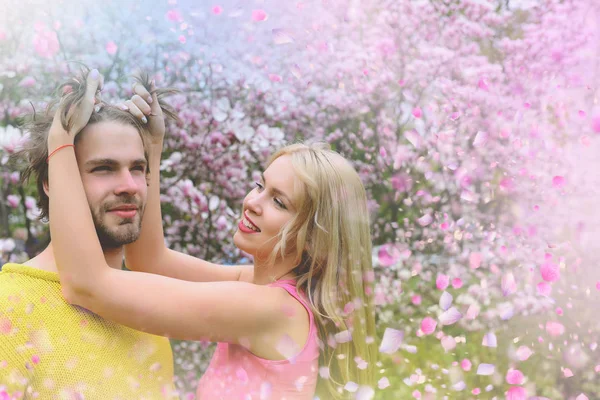 Jovem casal no prado florescente. Casal se divertindo no parque florescendo — Fotografia de Stock