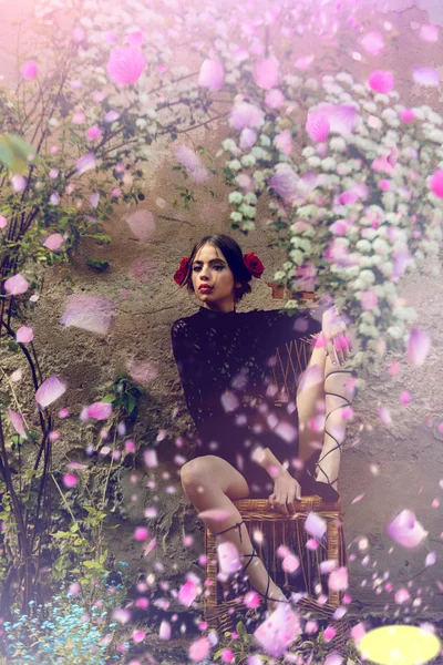 Mujer en soleado día de primavera. Soleado día de primavera . — Foto de Stock