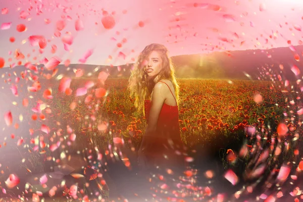 Chica caucásica en flores. Flores de primavera — Foto de Stock