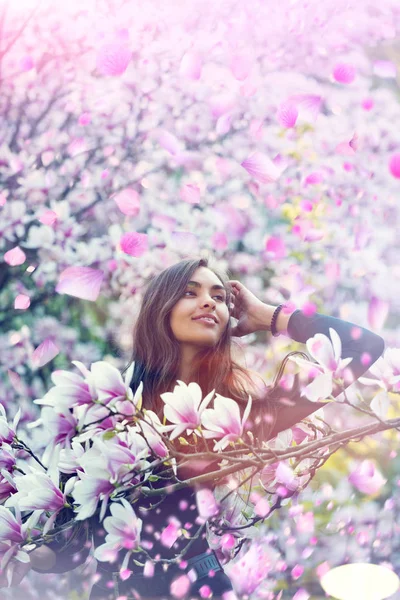 Muhteşem wooman. Güneşli bir gün kadın — Stok fotoğraf