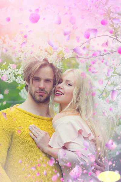Paar in Schwärmen. Frühling rosa Blüten. Valentinstag. — Stockfoto