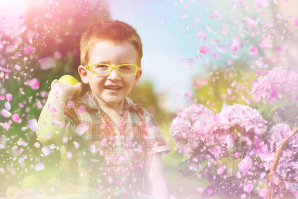 Enfant en fleurs fleuries. Bloming prairie — Photo