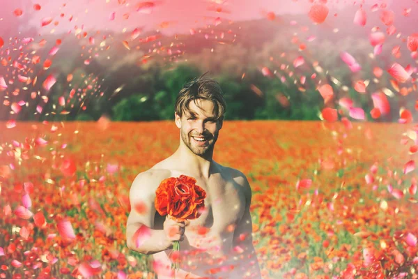 Sexy man na łące. Człowiek w kwiaty — Zdjęcie stockowe
