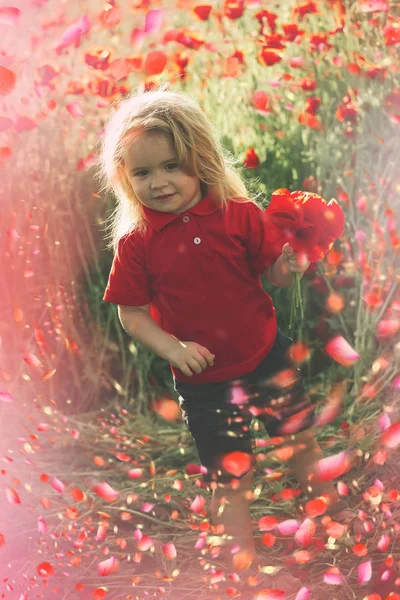 Дитина весняними квітами. весняні квіти фон . — стокове фото