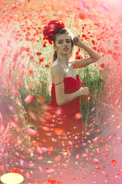 Šťastná žena v květinách. Jarní květiny. — Stock fotografie