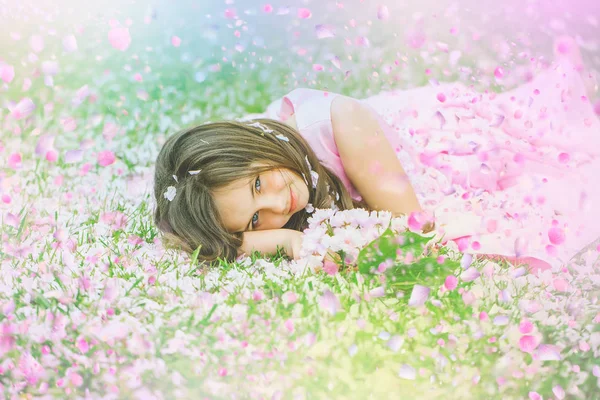 Barn i vårblommor. våren blommor bakgrund. — Stockfoto