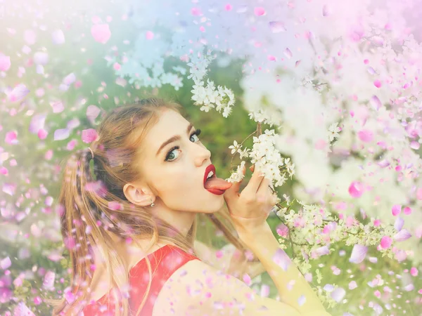 Schitterend meisje. Mooie meid. Lentebloemen — Stockfoto